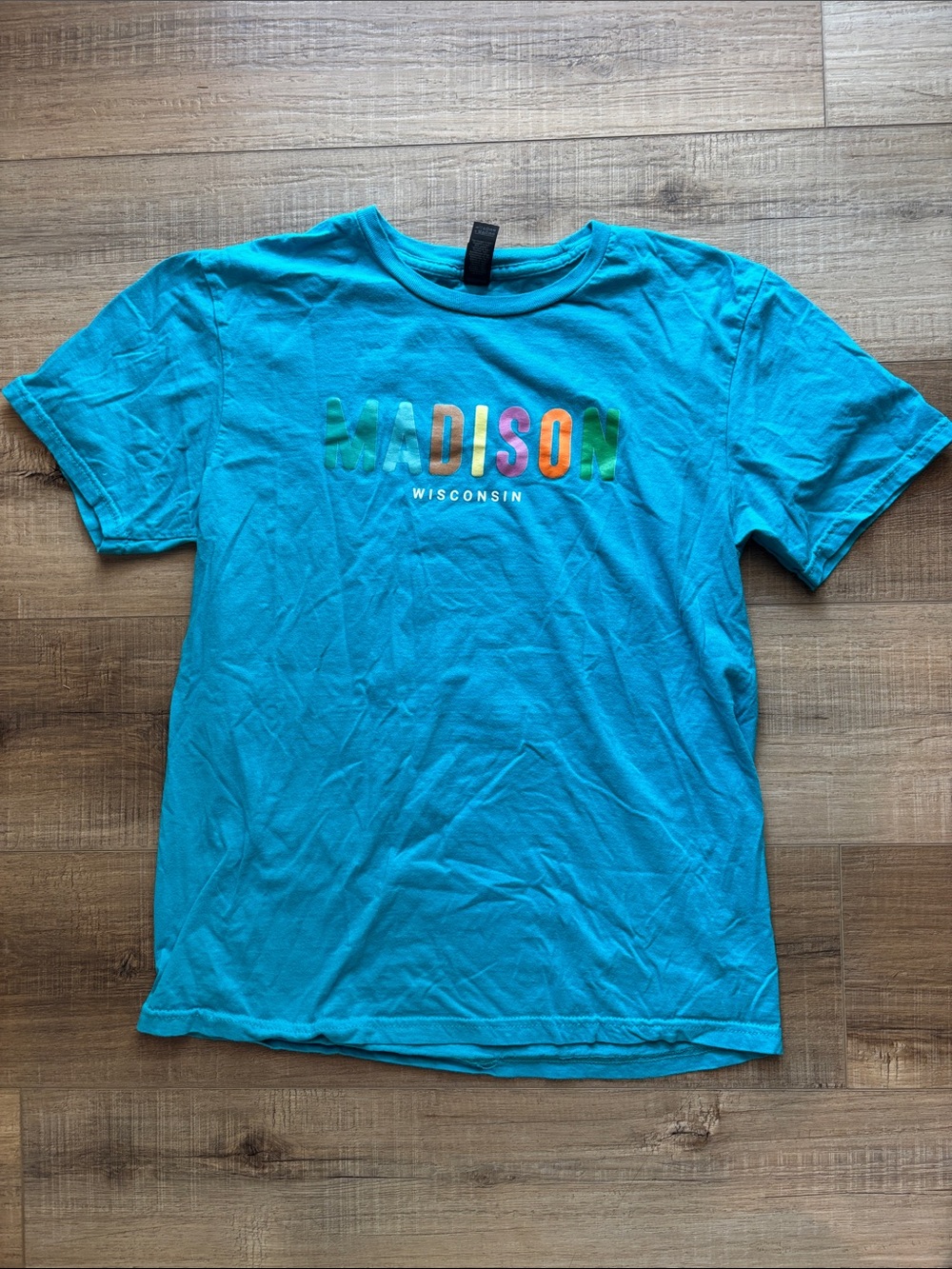 Gildan Teal Short Sleeve Tee with Multicolor MADISON WI Graphic - size medium